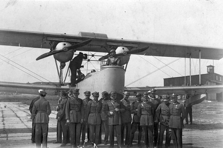 Grupa żołnierzy przy hydroplanie LeO H.135B3 (fot. NAC)