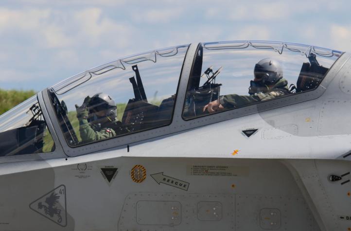 Piloci w kokpicie samolotu M-346 Bielik - widok z bliska (fot. kpt. Ewa Złotnicka)