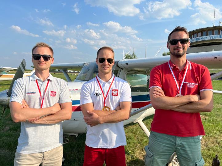 Podium 65. Samolotowych Mistrzostw Polski w Lataniu Precyzyjnym - Seniorów (fot. Marcin Chrząszcz, Facebook)
