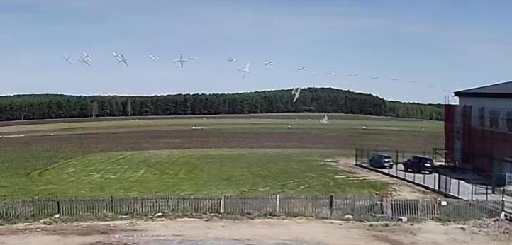 Przebieg startu odtworzony na podstawie zdjęć poklatkowych w odstępach 1 s (fot. kamera w domu na obrzeżach lotniska EPZP)