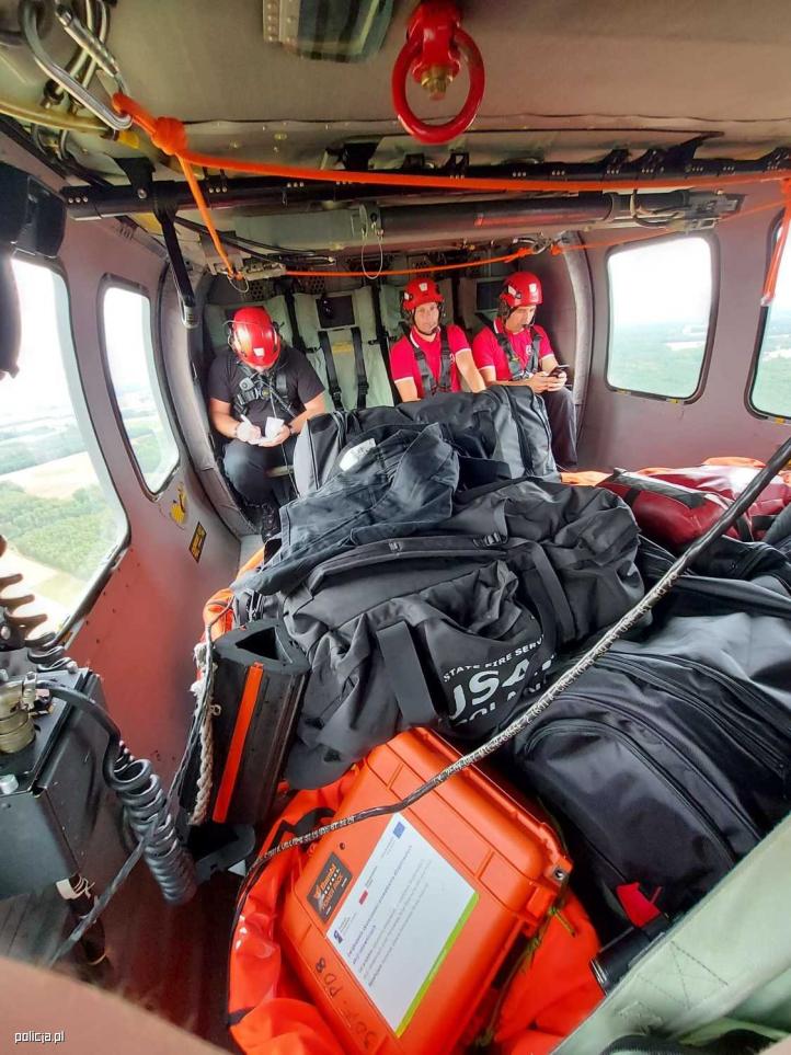 S-70i Black Hawk wewnątrz - lot do gaszenia pożaru Parku Narodowego Czeska Szwajcaria (fot. kom. Andrzej Sowiński z ZLP GSP KGP)