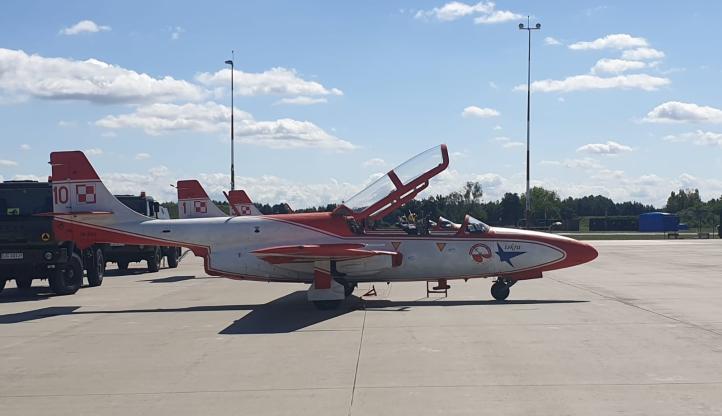 TS-11 ISKRA na płycie lotniska w Dęblinie (fot. 4 Skrzydło Lotnictwa Szkolnego, Facebook)