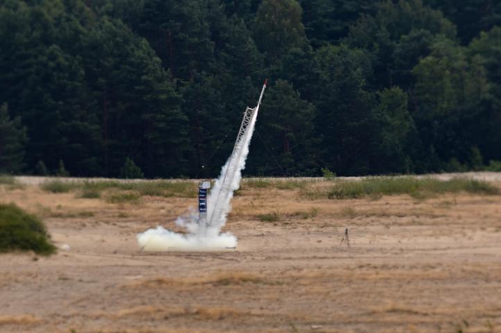 Test lotny rakiety FOK skonstruowanej przez studentów Politechniki Warszawskiej (fot. Studenckie Koło Astronautyczne, Facebook)2