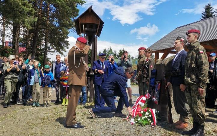 Złożenie kwiatów i zniczy pod obeliskiem upamiętniającym lotników zrzutowych maszyn oraz żołnierzy 1 PSP AK (fot. rslap.org)