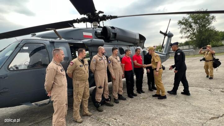 Załoga policyjnego śmigłowca S-70i Black Hawk, która pomoże gasić pożar Parku Narodowego Czeska Szwajcaria (fot. kom. Andrzej Sowiński z ZLP GSP KGP)