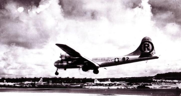 "Enola Gay" ląduje po ataku atomowym na Hiroszimę (fot. U.S. Air Force/domena publiczna/Wikimedia Commons)