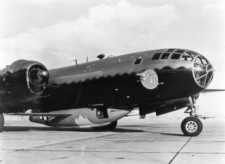 Bell X-1 podwieszony pod B-29 (fot. U.S. Air Force/Domena publiczna/Wikimedia Commons)