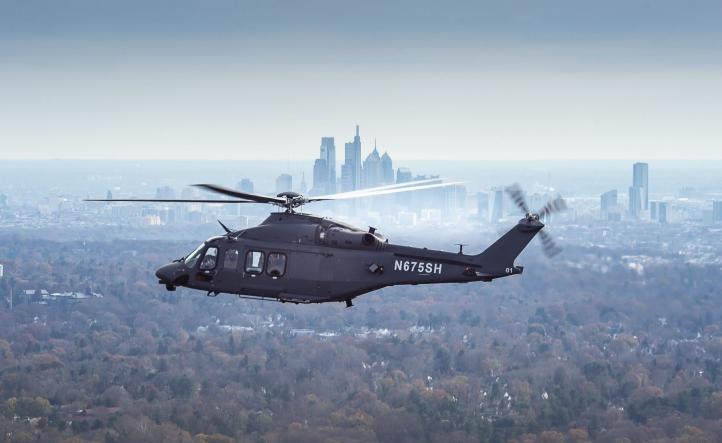 Boeing MH139 Grey Wolf w locie - miasto w tle (fot. Leonardo)