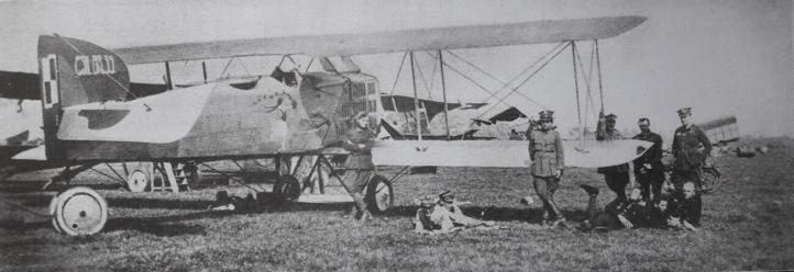Lotnicy 16 eskadry wywiadowczej na pierwszym bojowym lotnisku w Kremeńczukach, kwiecień 1920 (fot. muzeumsp.pl)