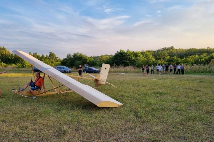 Oblot repliki szybowca szkolnego Wrona (fot. Aeroklub Koniński, Facebook)