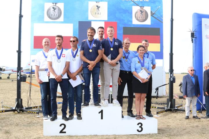 Podium drużynowe Mistrzostwach Świata w Akrobacji Szybowcowej FAI kategorii Unlimited (fot. World Glider Aerobatic Championships 2022)