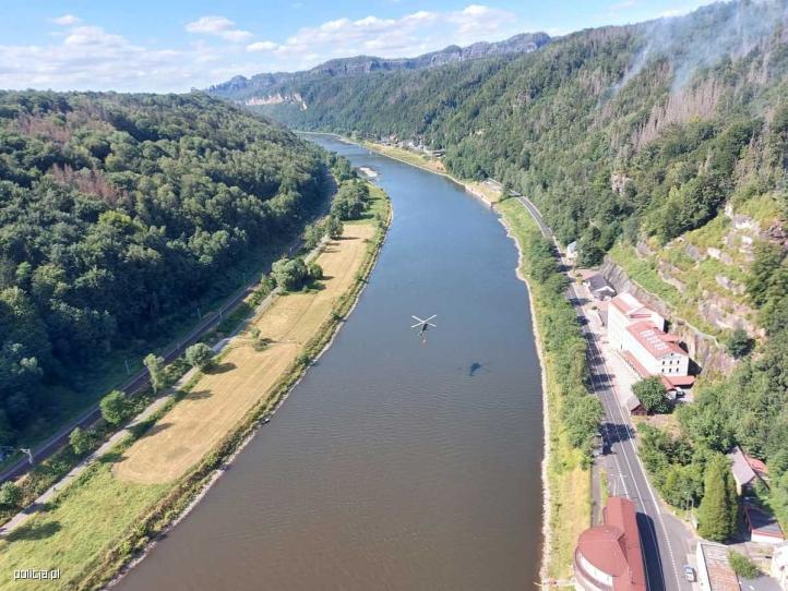 Policyjny Black Hawk - lot do pobrania wody w Czechach (fot. policja.pl)