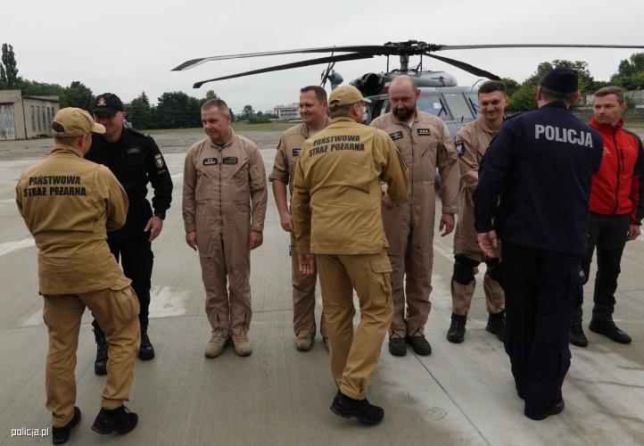 Przywitanie załogi policyjnego Black Hawka po misji w Czechach (fot. Andrzej Chyliński z BKS KGP)