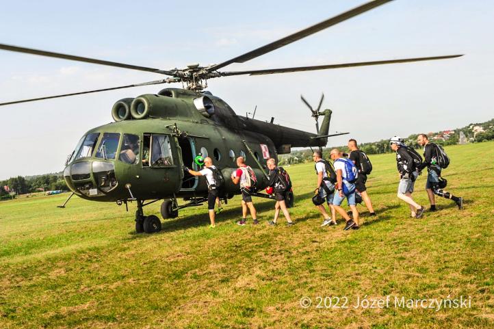 Spadochronowe zawody na celność lądowania - skoczkowie wchodzą do śmigłowca wojskowego Mi-8 z Leźnicy Wielkiej (fot. Józef Marczyński)