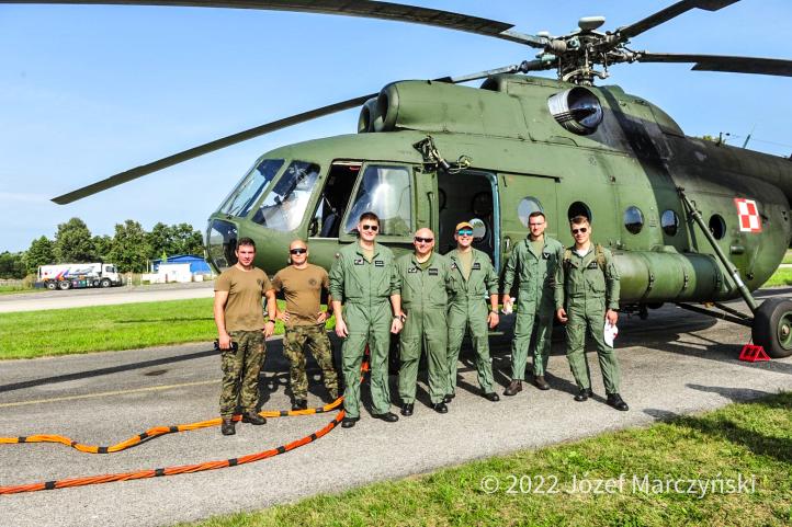 Spadochronowe zawody na celność lądowania - załoga śmigłowca wojskowego Mi-8 z Leźnicy Wielkiej (fot. Józef Marczyński)