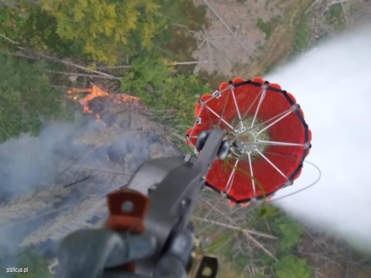 Zrzut wody z Bambi Bucket podczas misji policyjnego Black Hawka po misji w Czechach (fot. policja.pl)