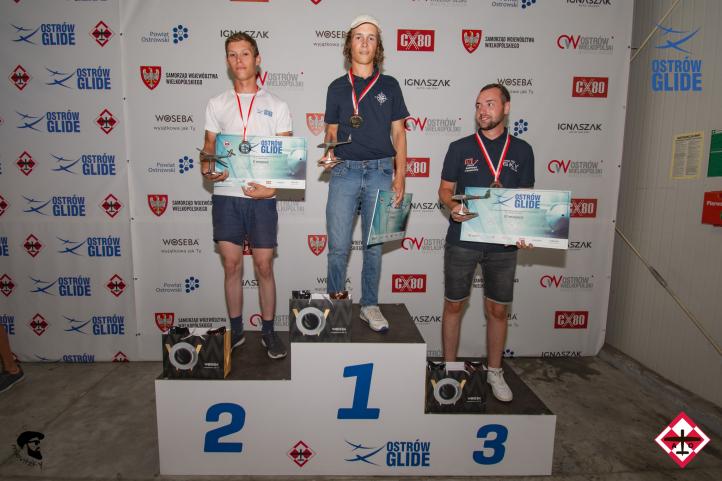 50. Szybowcowe Mistrzostwa Polski Juniorów w klasie Klub-B - podium (fot. M.Levitzky)