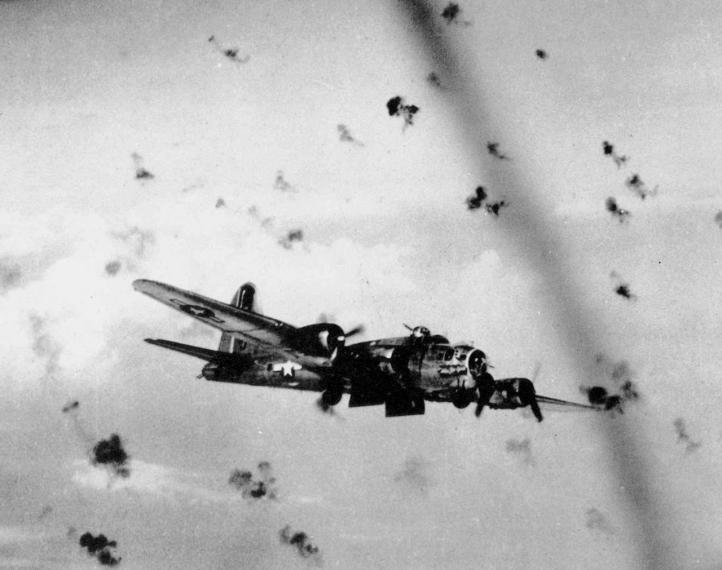 B-17 pod ostrzałem artylerii przeciwlotniczej (fot. archiwum Muzeum Sił Powietrznych)