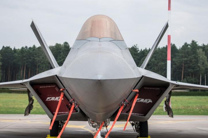 F-22 Raptor - widok z bliska z przodu (fot. kpr. Wojciech Król, CO MON)