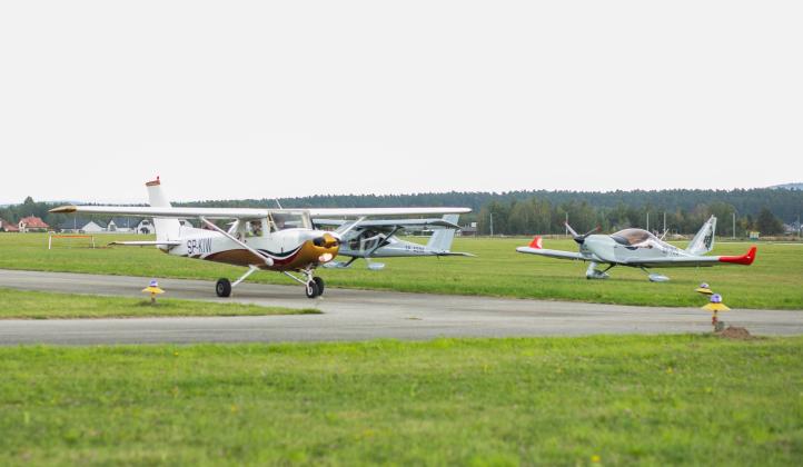 Na pierwszym planie Cessna 152, czyli popularny samolot szkoleniowy (fot. Ewa Łukomska)