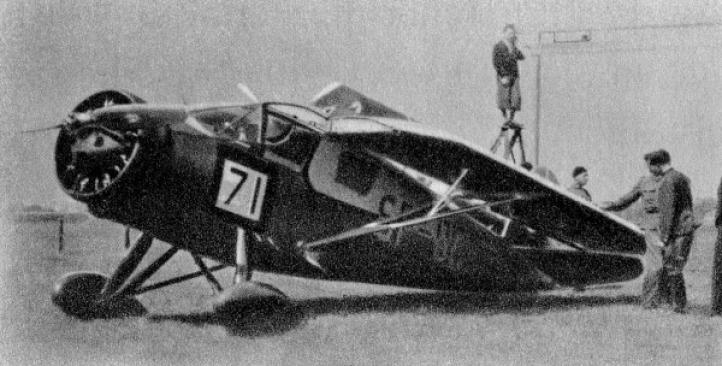 RWD-9 Jerzego Bajana podczas próby składania skrzydeł (fot. Unknown author, Domena publiczna, Wikimedia Commons)