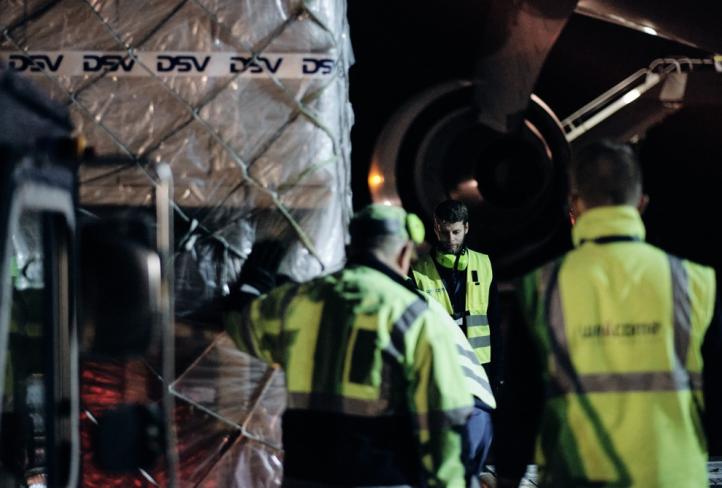 Rozładunek Boeinga 747 cargo na szczecińskim lotnisku (fot. Port Lotniczy Szczecin-Goleniów)2