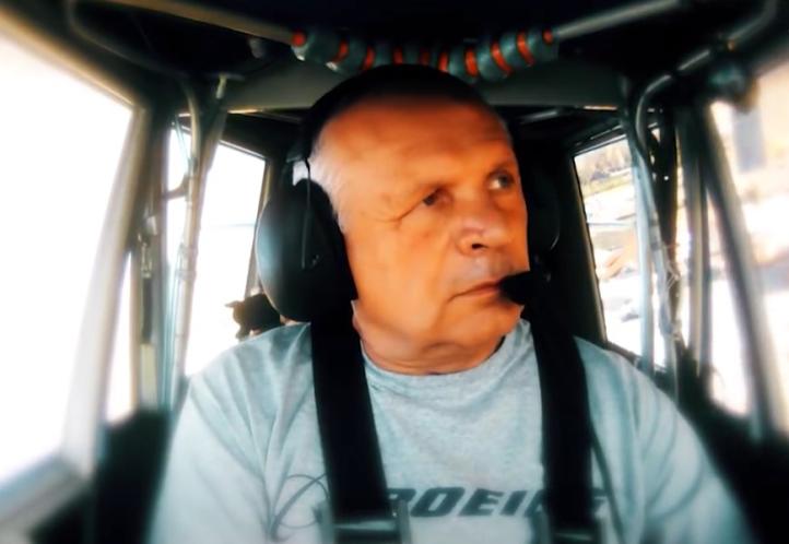 Ryszard Jaworz-Dutka za sterami samolotu (fot. kadr z filmu na youtube.com)
