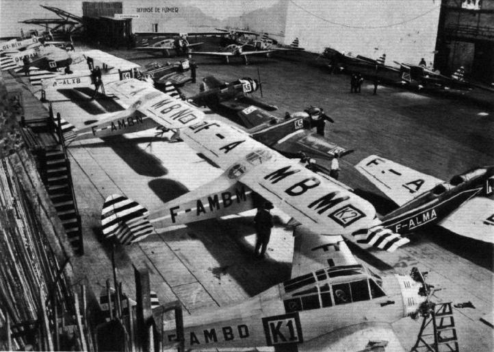 Samoloty w hangarze na lotnisku Staaken - Challenge 1932 (fot. The Flight magazine archive from Flightglobal, CC BY-SA 4.0, Wikimedia Commons)