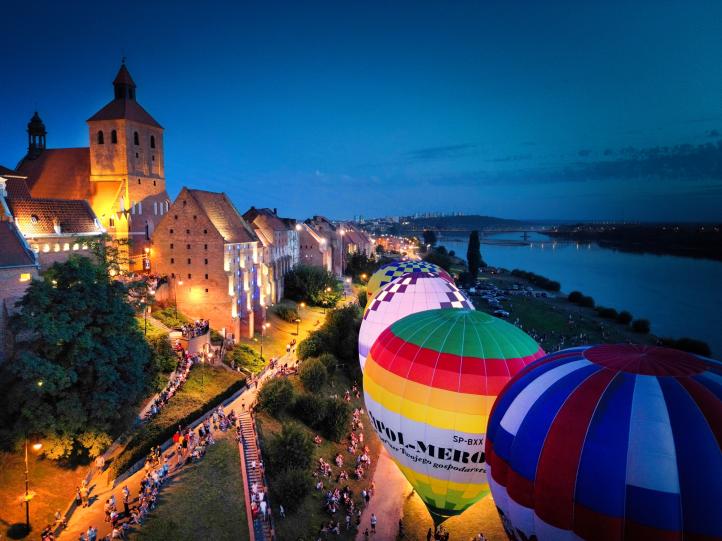 XIX Grudziądzkie Zawody Balonowe - nocny pokaz (fot. Krzysztof Wieczorek)