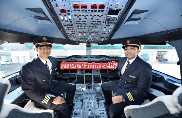 A380 linii Emirates - piloci za kabinie (fot. Emirates)