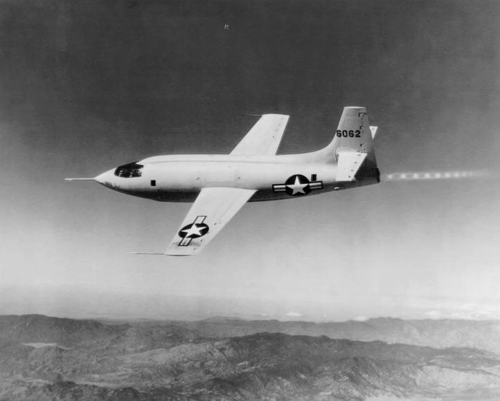 Bell X-1 w locie (fot. U.S. Air Force, Domena publiczna, Wikimedia Commons)