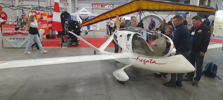 J-6 Fregata na targach Aviation Expo