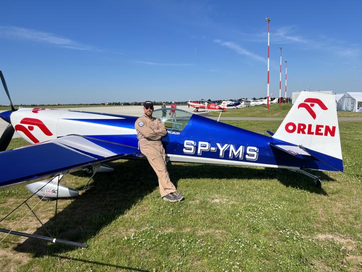 Maciej Smólski przy samolocie Steen Skybolt