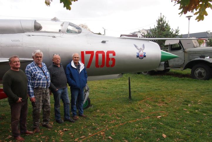 MiG-21R z Muzeum w Sochaczewie i Panowie, którzy przeprowadzili renowację (fot. Muzeum Ziemi Sochaczewskiej i Pola Bitwy Nad Bzurą)