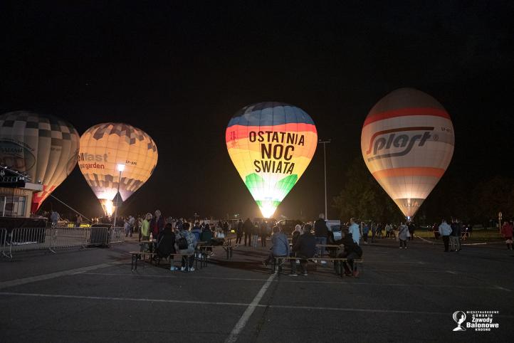 Nocny pokaz balonów w Krośnie (fot. gorskie-zawody-balonowe.pl)