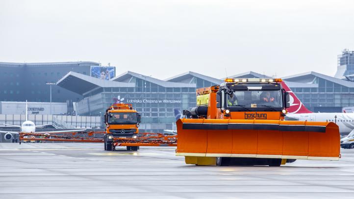 Parada z okazji &quot;Akcji Zima&quot; na Lotnisku Chopina (fot. Dariusz Kłosiński, Lotnisko Chopina)2