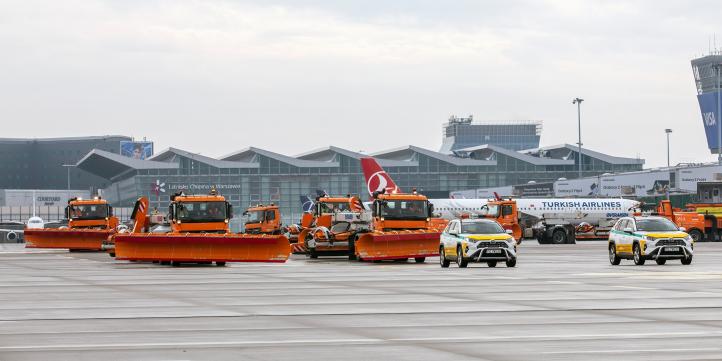 Parada z okazji &quot;Akcji Zima&quot; na Lotnisku Chopina (fot. Dariusz Kłosiński, Lotnisko Chopina)3