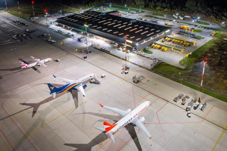 Port Lotniczy Katowice - samoloty przed terminalem cargo (fot. Piotr Adamczyk)