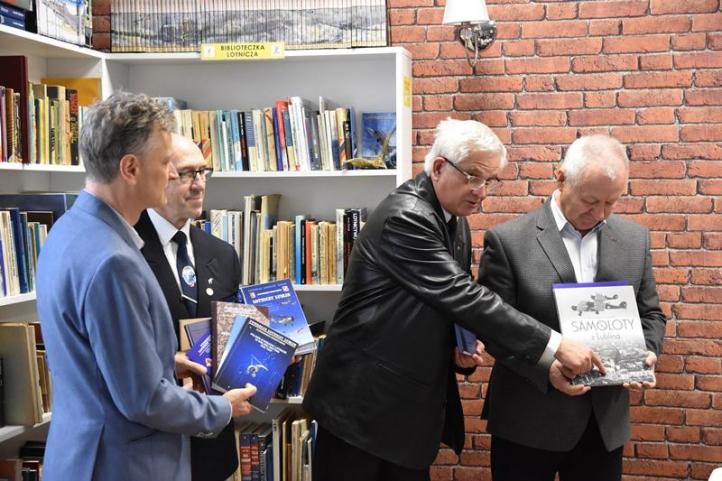 Przekazanie książek do "biblioteczki lotniczej" w Świdniku przez członków Klubu Seniorów Lotnictwa (fot. swidnik.pl)2