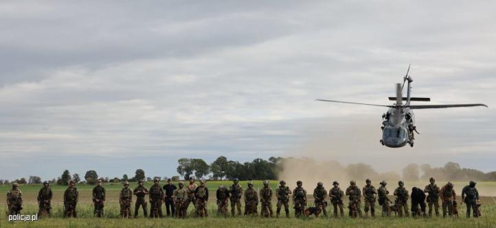 Przewodnicy ze swoimi psami ćwiczyli przy wykorzystaniu policyjnego śmigłowca S-70i Black Hawk (fot. policja.pl)