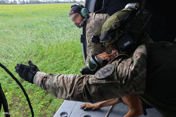 Przewodnicy ze swoimi psami ćwiczyli przy wykorzystaniu policyjnego śmigłowca S-70i Black Hawk (fot. policja.pl)3