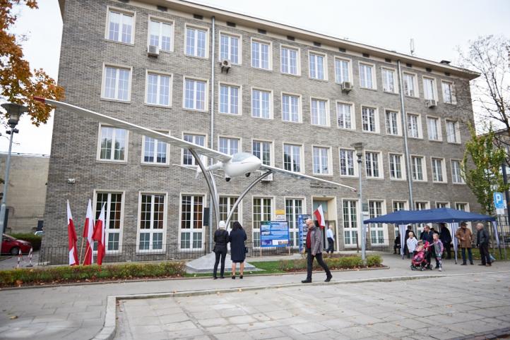 Replika szybowca PW-5 przy budynku MEiL (fot. oblot.pw.edu.pl)