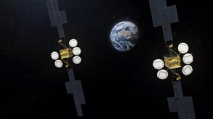 Satelity Hotbird 13G i Hotbird 13F w przestrzeni kosmiczne - wizualizacja (fot. Airbus)