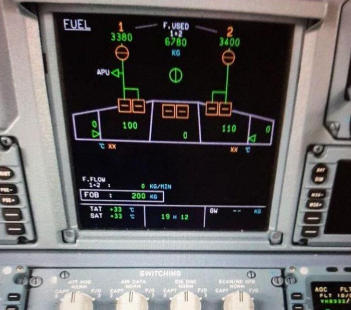 Wyświetlacz komputera pokładowego A320 VivaColombia, fot. avherald