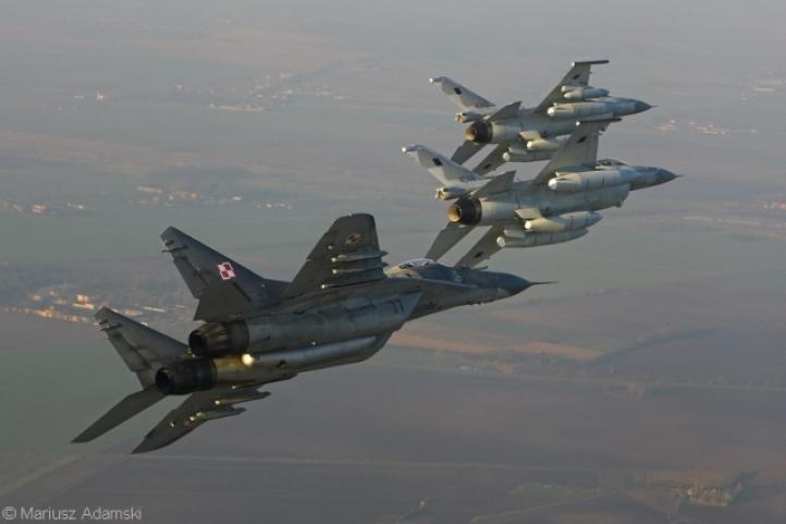 Dwa pierwsze polskie F-16 w asyście samolotu MiG-29 jeszcze z zasłoniętymi szachownicami (fot. Mariusz Adamski)