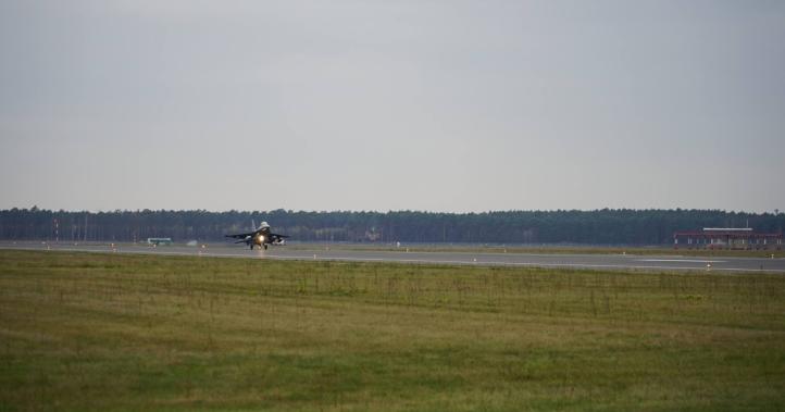 F-16 wylądował w Porcie Lotniczym Bydgoszcz (fot. Port Lotniczy Bydgoszcz)2