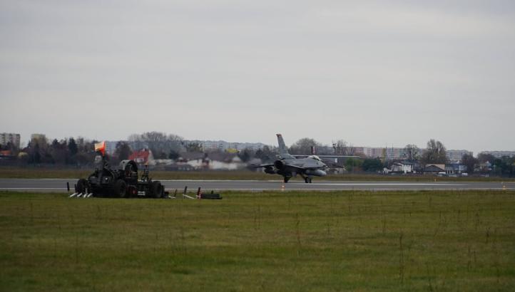 F-16 wylądował w Porcie Lotniczym Bydgoszcz (fot. Port Lotniczy Bydgoszcz)3