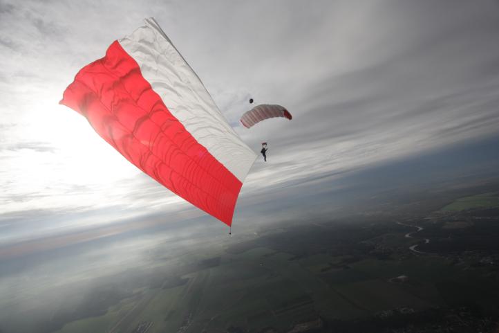 Flaga Polski na wysokości dwóch kilometrów (fot. kpr. Piotr "Kutek" Kut, OSWRiS)2