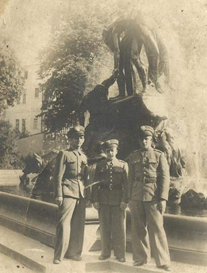 Henryk Kowalski z kolegami z WOS przy fontannie Potop w Bydgoszczy (fot. arch. M. Przybysz)
