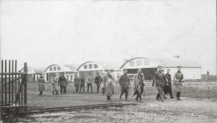 Lotnisko rakowickie i żołnierze (fot. archiwum Muzeum Lotnictwa Polskiego)